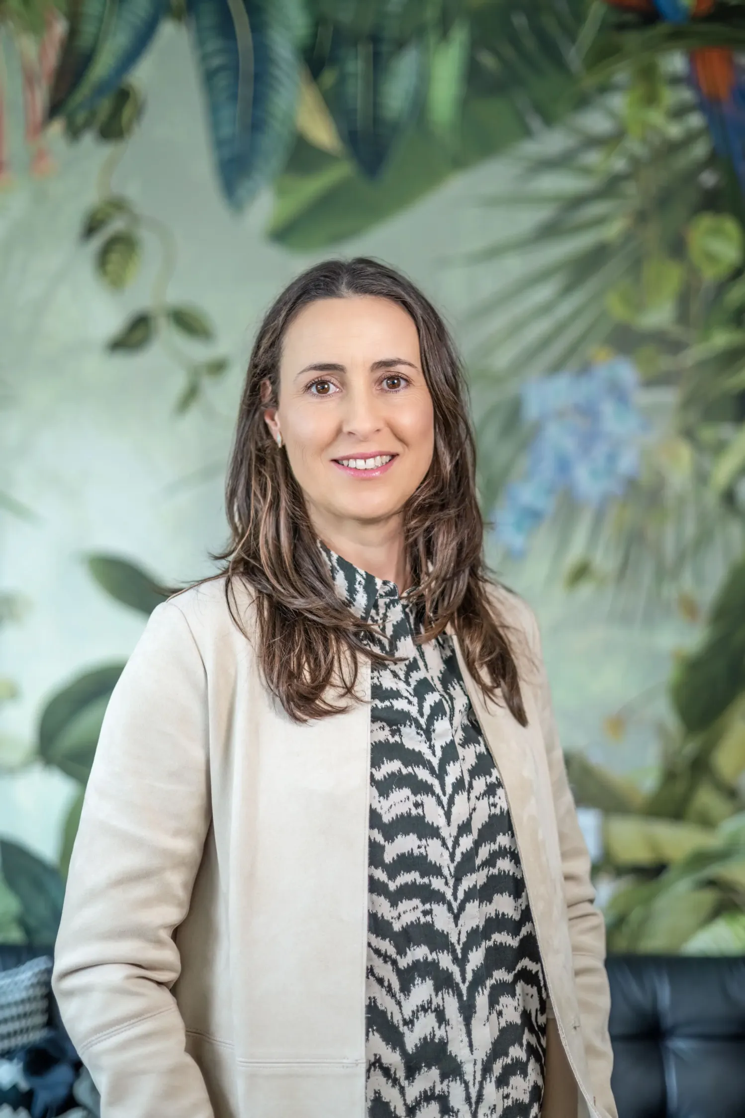 LinkedIn-profielfoto van een lachende vrouw in een lichte blazer