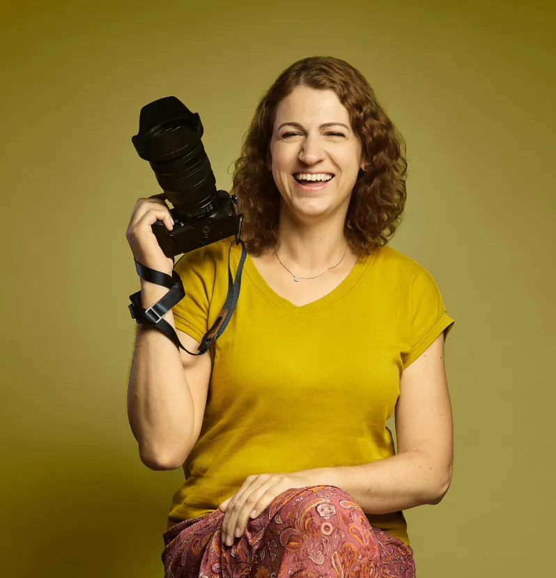 Joanna Vunderink lacht, met haar camera in de hand